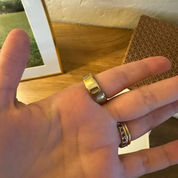 OURA RING GEN 4 GOLD SIZE 8
Oura - Picture 7 of 7